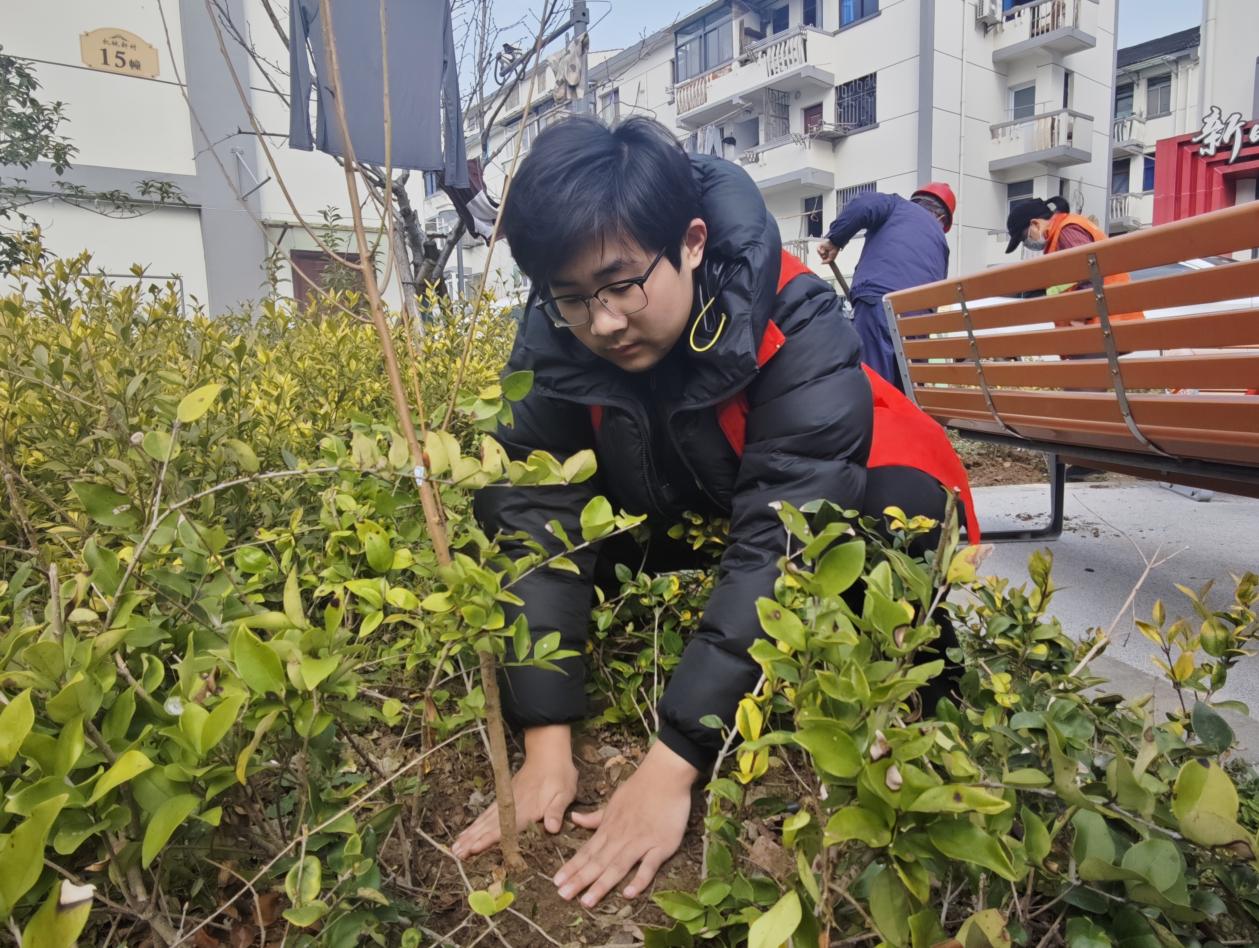 公司2026世界杯竞猜志愿者走进社区开展植树节活动